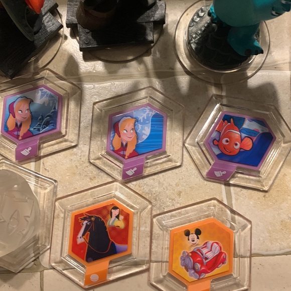 Disney Infinity xbox 360 bundle game, figures, disc - Picture 3 of 6